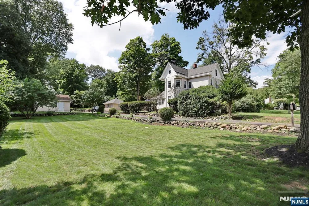 142 Wyckoff Avenue Waldwick, NJ 07463
