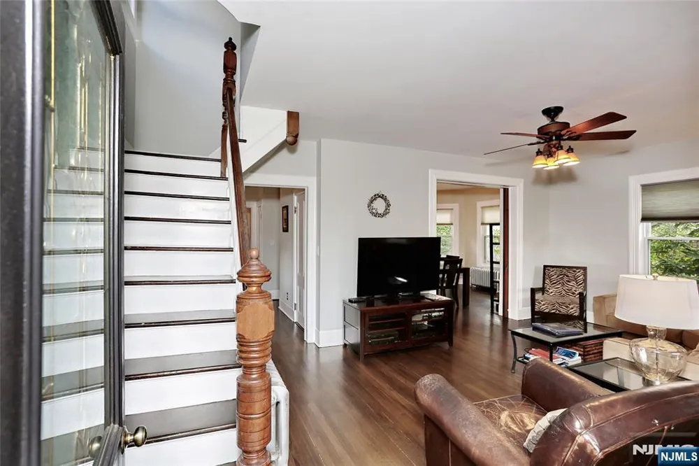 142 Wyckoff Avenue Waldwick, NJ 07463