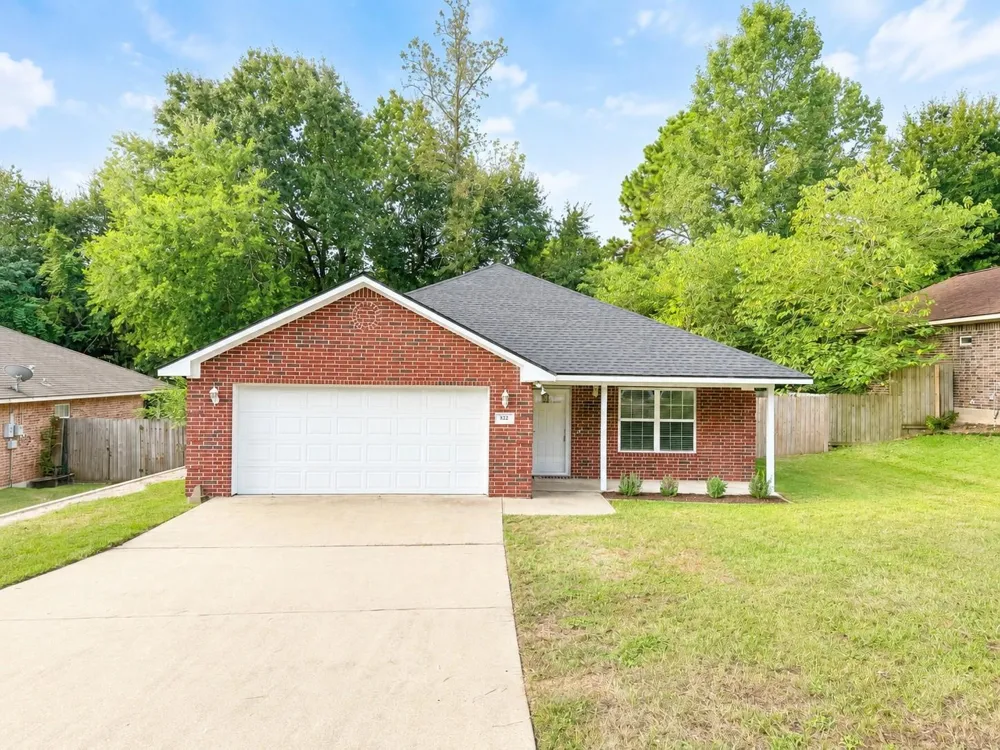 322 Green Leaf Street Huntsville, TX 77340