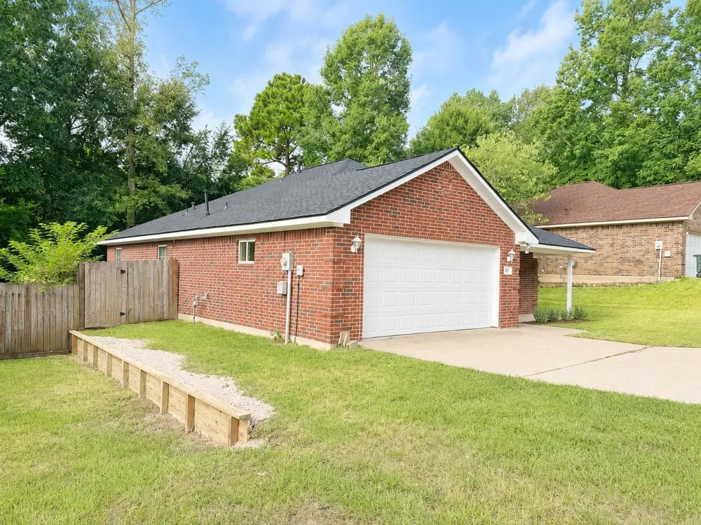 322 Green Leaf Street Huntsville, TX 77340