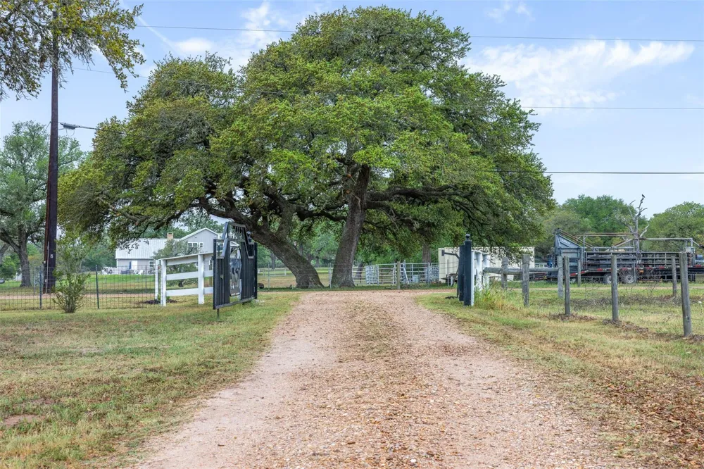 1089 Club Lane Columbus, TX 78934