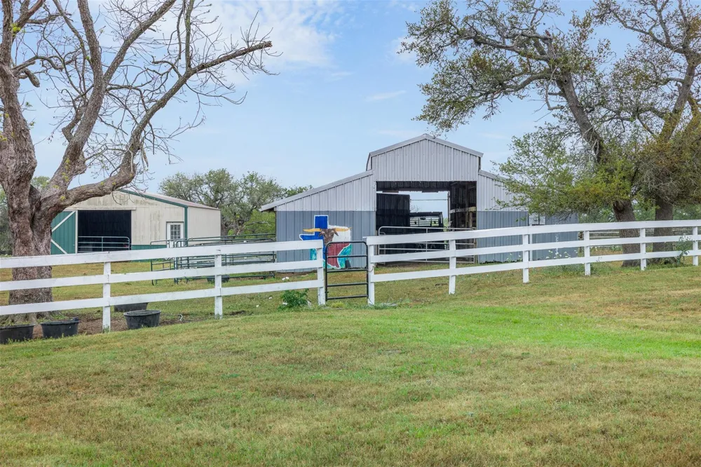 1089 Club Lane Columbus, TX 78934