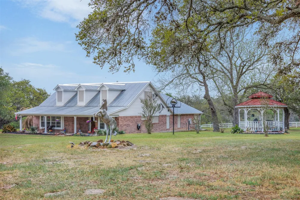 1089 Club Lane Columbus, TX 78934