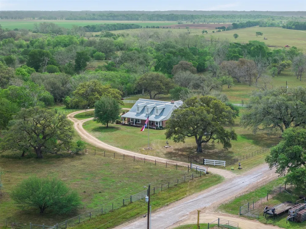 1089 Club Lane Columbus, TX 78934