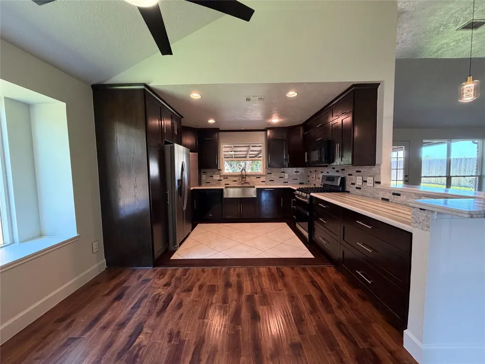 4750 Backenberry Drive Friendswood, TX 77546