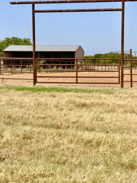 1108 County Road 4360 Decatur, TX 76234