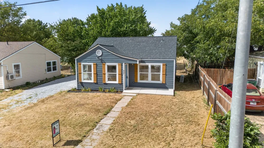 805 Adkins Street Bowie, TX 76230