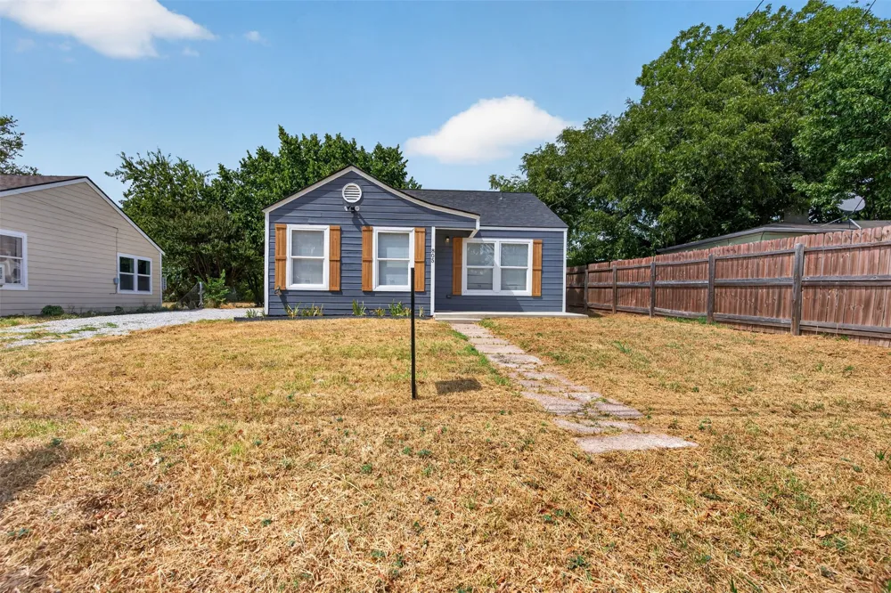 805 Adkins Street Bowie, TX 76230