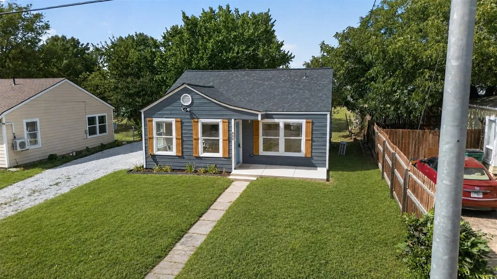 805 Adkins Street Bowie, TX 76230