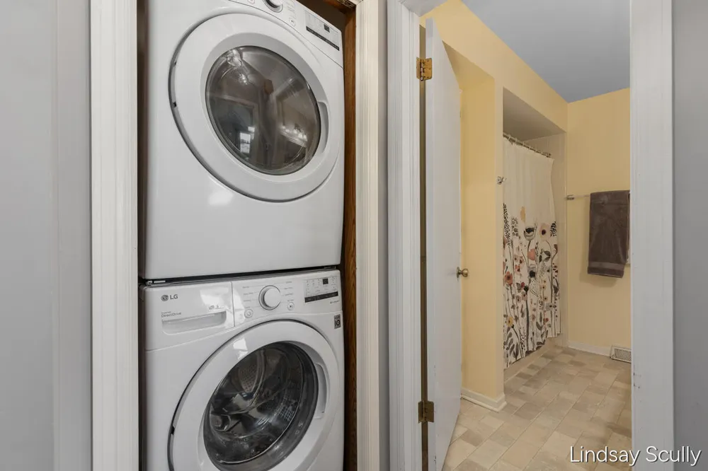 1871 E Elizabeth Lane Jenison, MI 49428