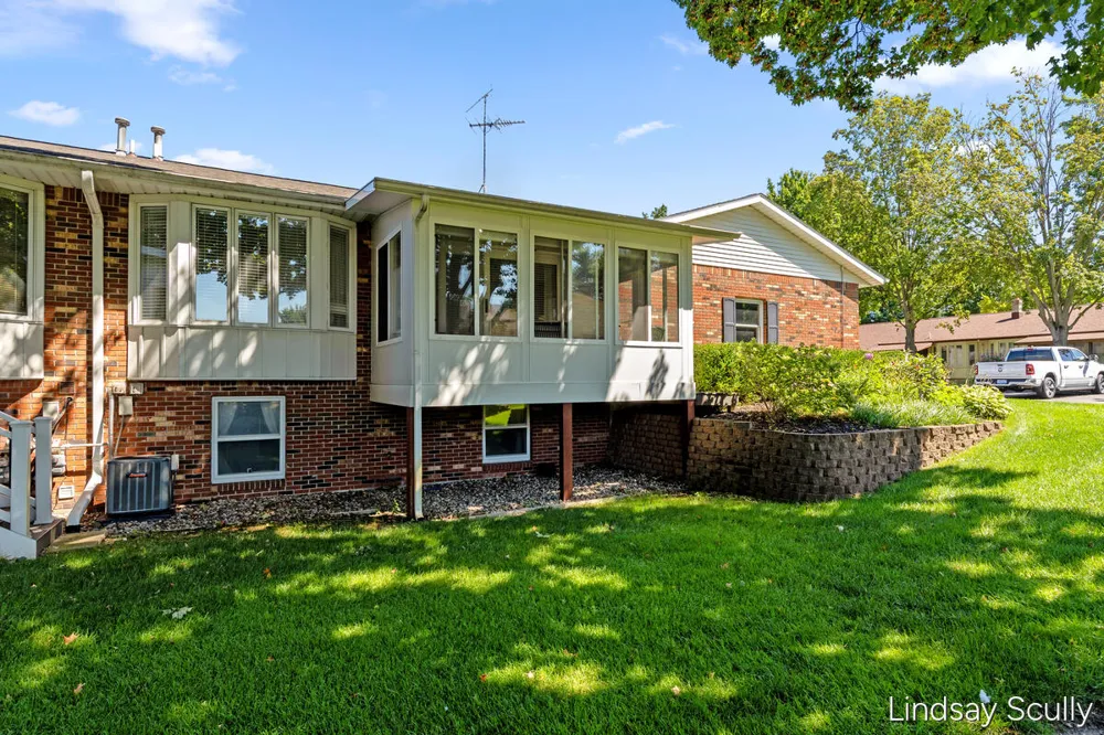 1871 E Elizabeth Lane Jenison, MI 49428