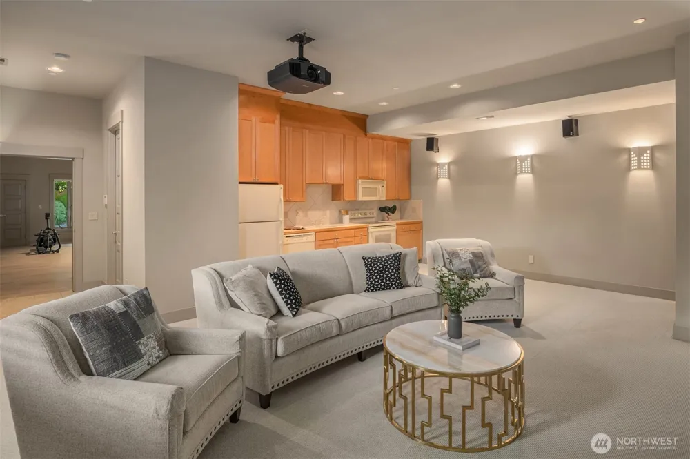 8635 NE 19th Place Clyde Hill, WA 98004