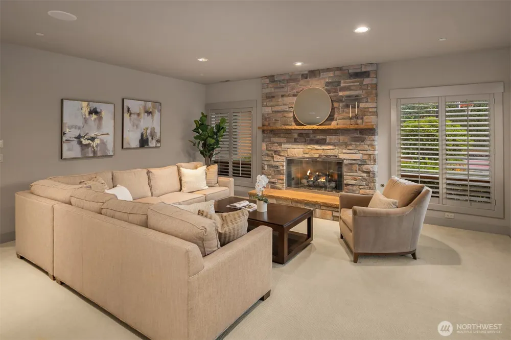 8635 NE 19th Place Clyde Hill, WA 98004