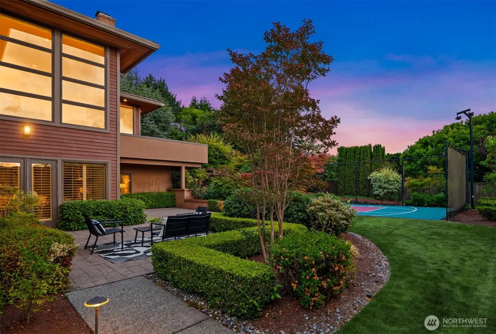 8635 NE 19th Place Clyde Hill, WA 98004