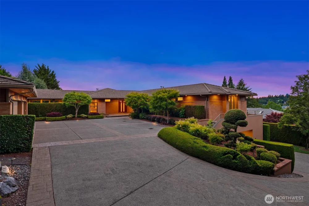 8635 NE 19th Place Clyde Hill, WA 98004