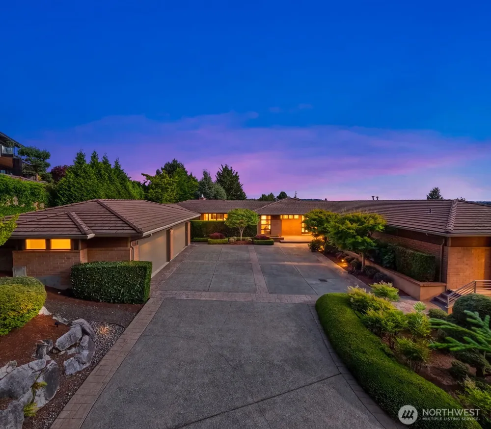 8635 NE 19th Place Clyde Hill, WA 98004