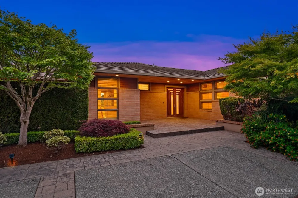 8635 NE 19th Place Clyde Hill, WA 98004