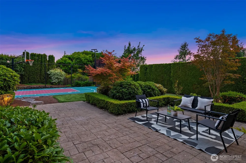 8635 NE 19th Place Clyde Hill, WA 98004