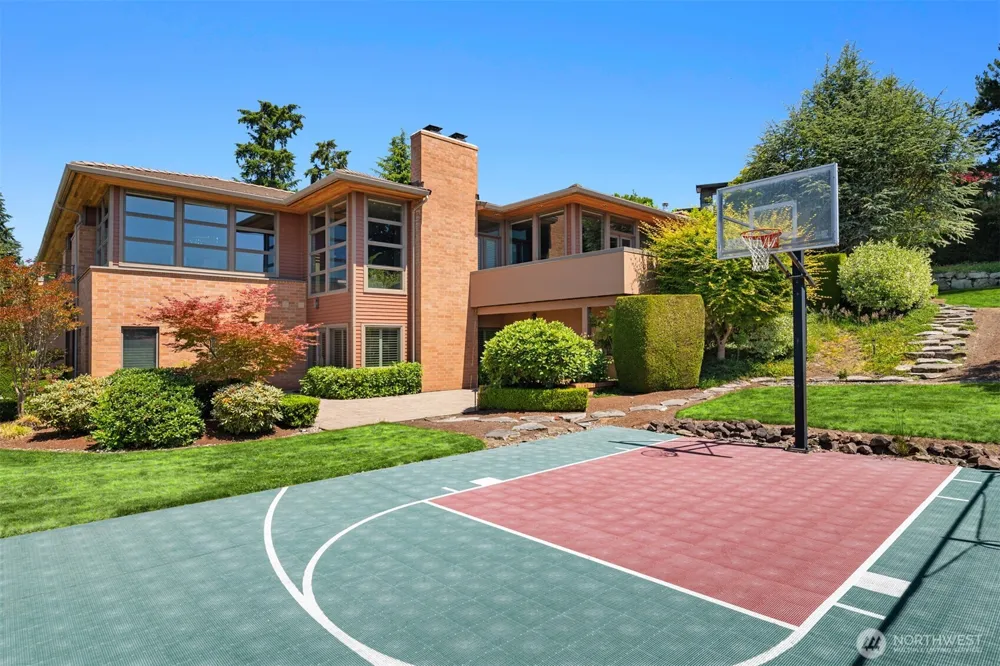 8635 NE 19th Place Clyde Hill, WA 98004