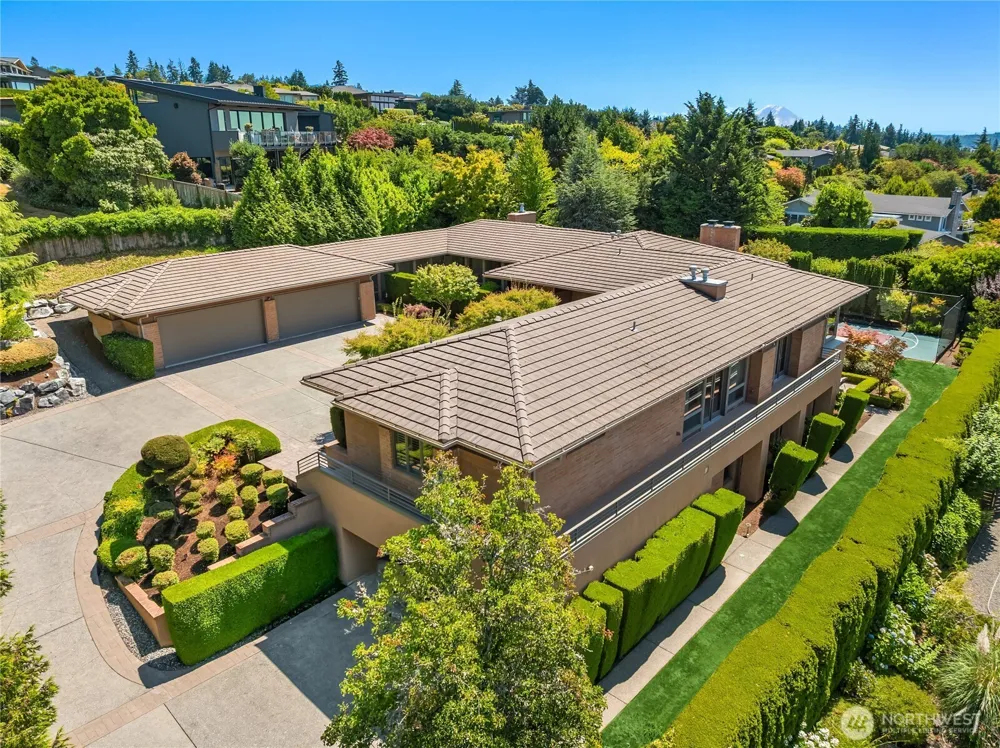 8635 NE 19th Place Clyde Hill, WA 98004