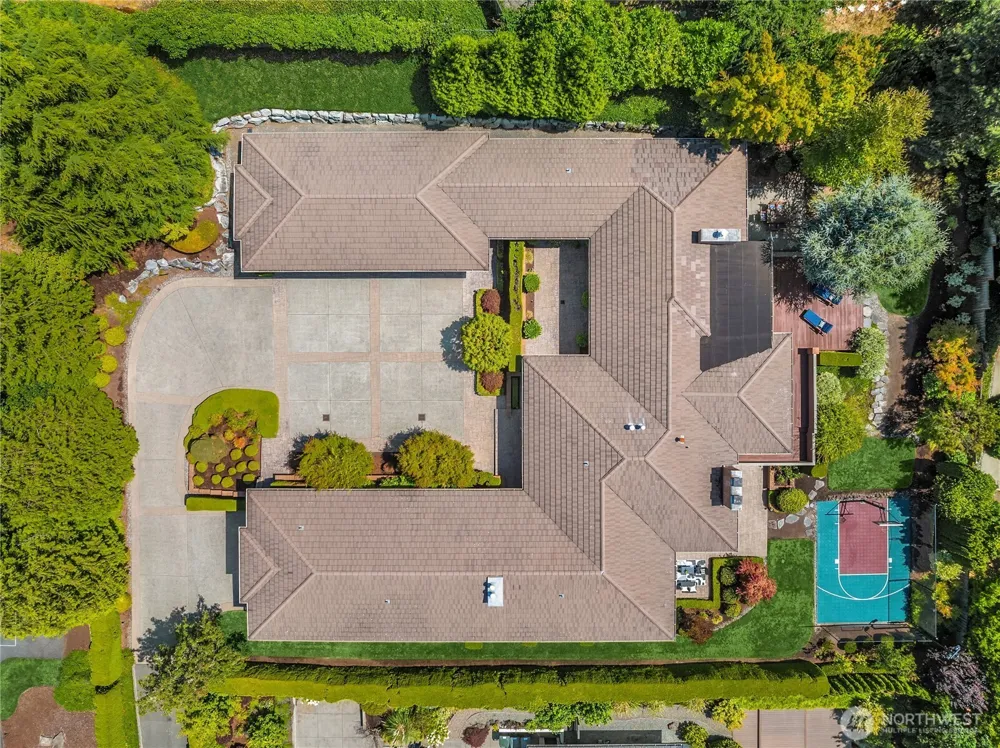 8635 NE 19th Place Clyde Hill, WA 98004