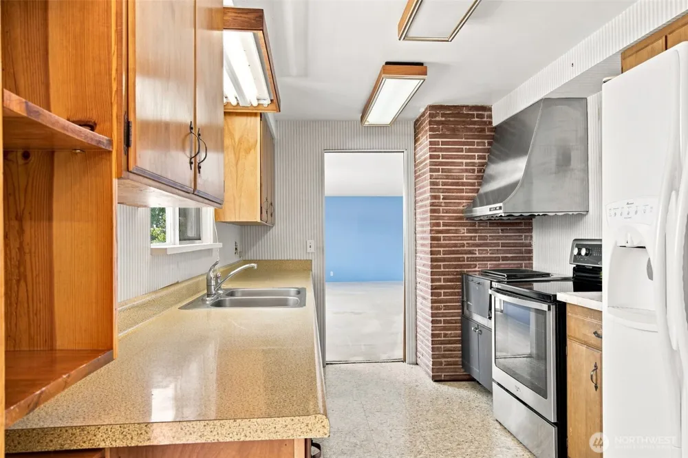 6337 NE Balzow Road Suquamish, WA 98392