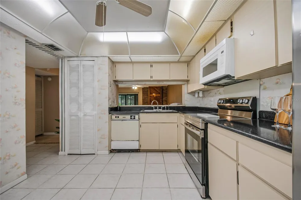 4 ESCONDIDO CIRCLE #28 Altamonte Springs, FL 32701