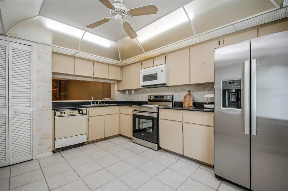 4 ESCONDIDO CIRCLE #28 Altamonte Springs, FL 32701