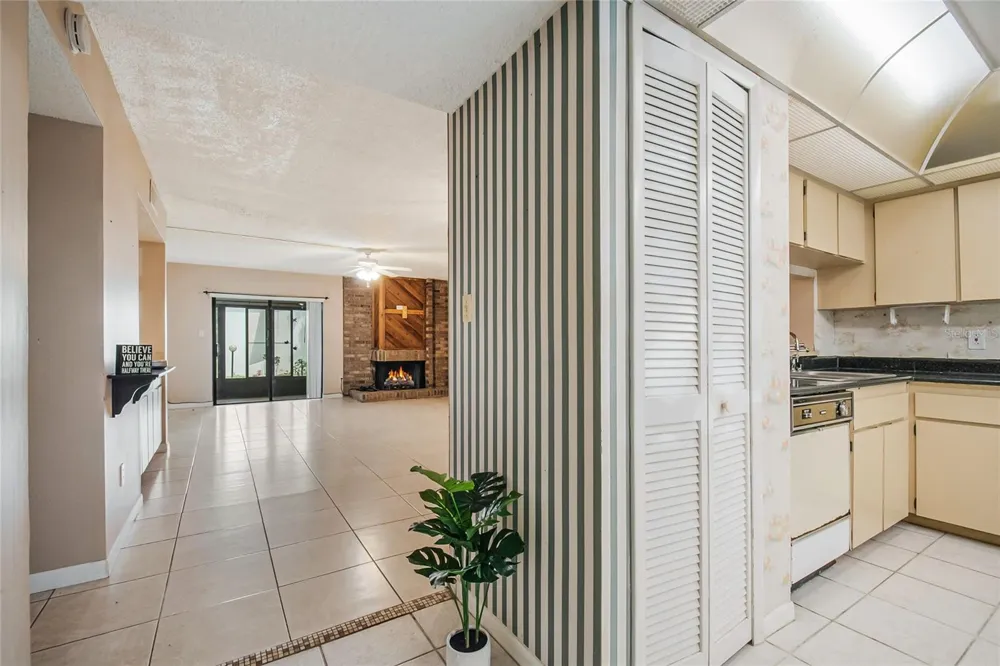 4 ESCONDIDO CIRCLE #28 Altamonte Springs, FL 32701