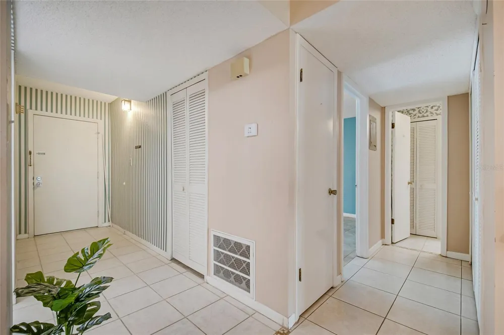 4 ESCONDIDO CIRCLE #28 Altamonte Springs, FL 32701