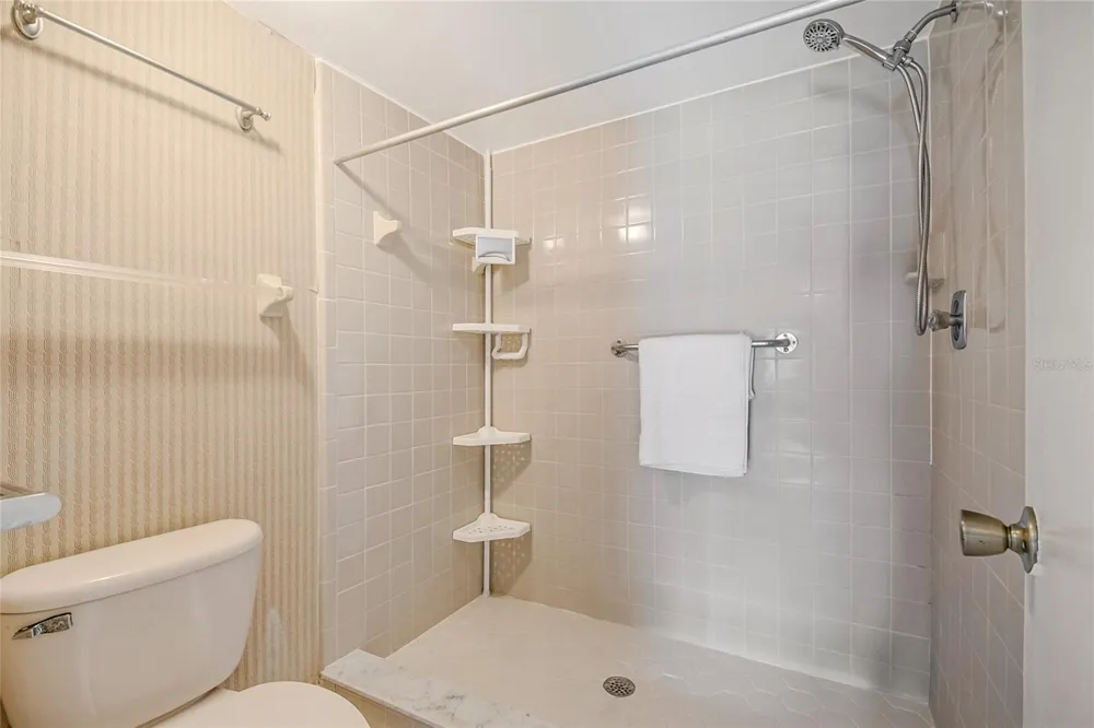 4 ESCONDIDO CIRCLE #28 Altamonte Springs, FL 32701
