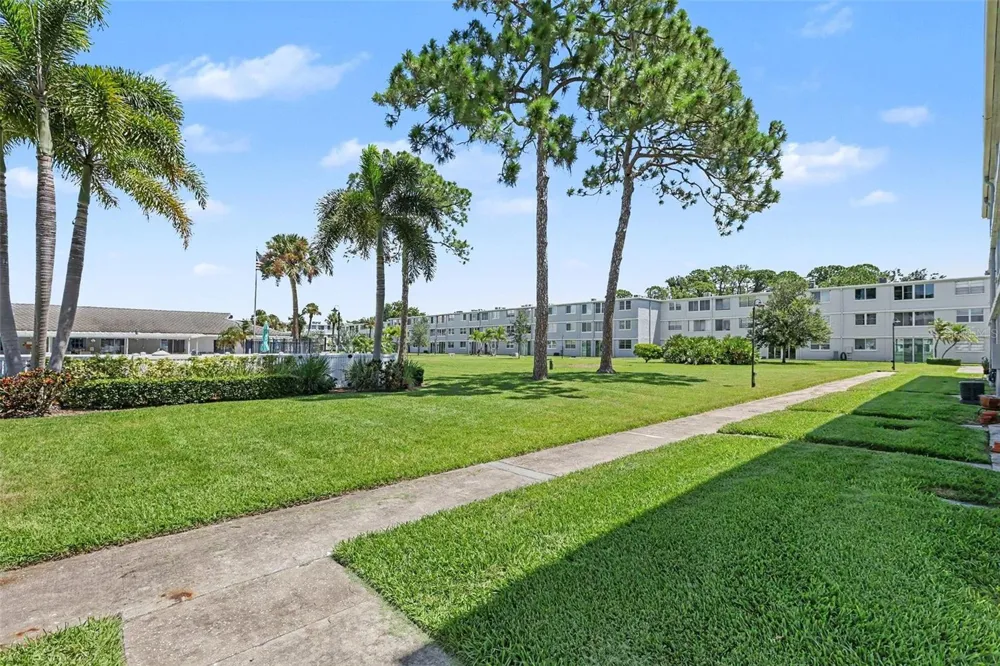 4720 LOCUST STREET NE #206 St Petersburg, FL 33703