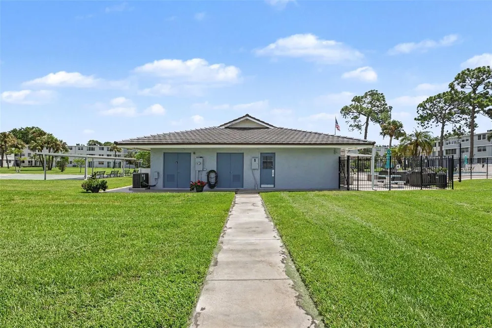 4720 LOCUST STREET NE #206 St Petersburg, FL 33703