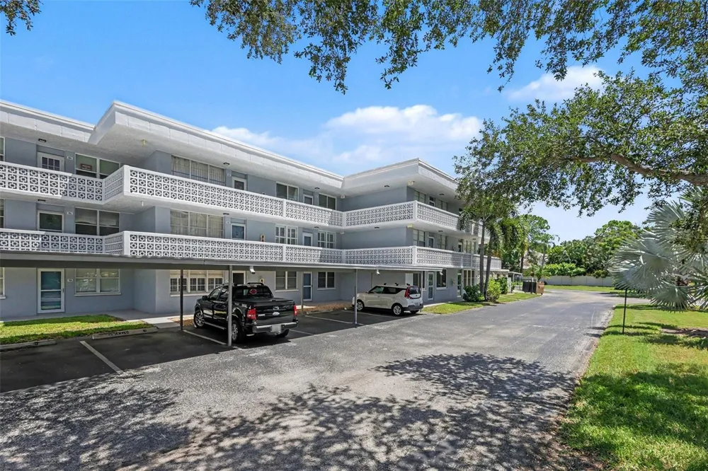 4720 LOCUST STREET NE #206 St Petersburg, FL 33703