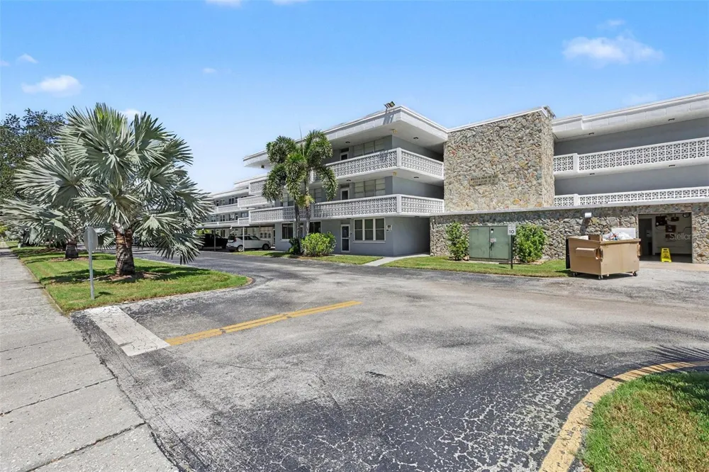 4720 LOCUST STREET NE #206 St Petersburg, FL 33703
