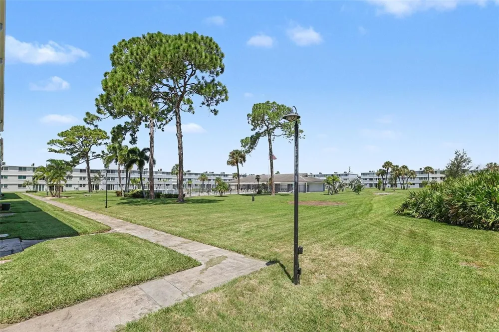 4720 LOCUST STREET NE #206 St Petersburg, FL 33703