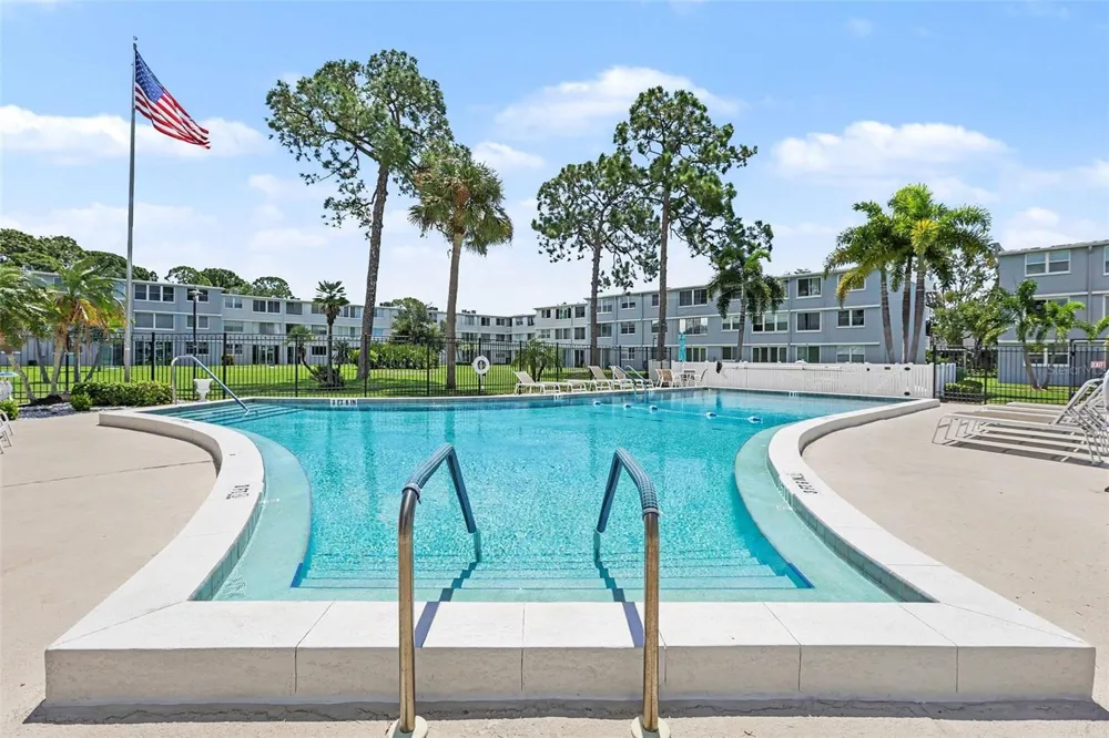 4720 LOCUST STREET NE #206 St Petersburg, FL 33703