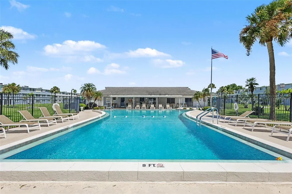 4720 LOCUST STREET NE #206 St Petersburg, FL 33703