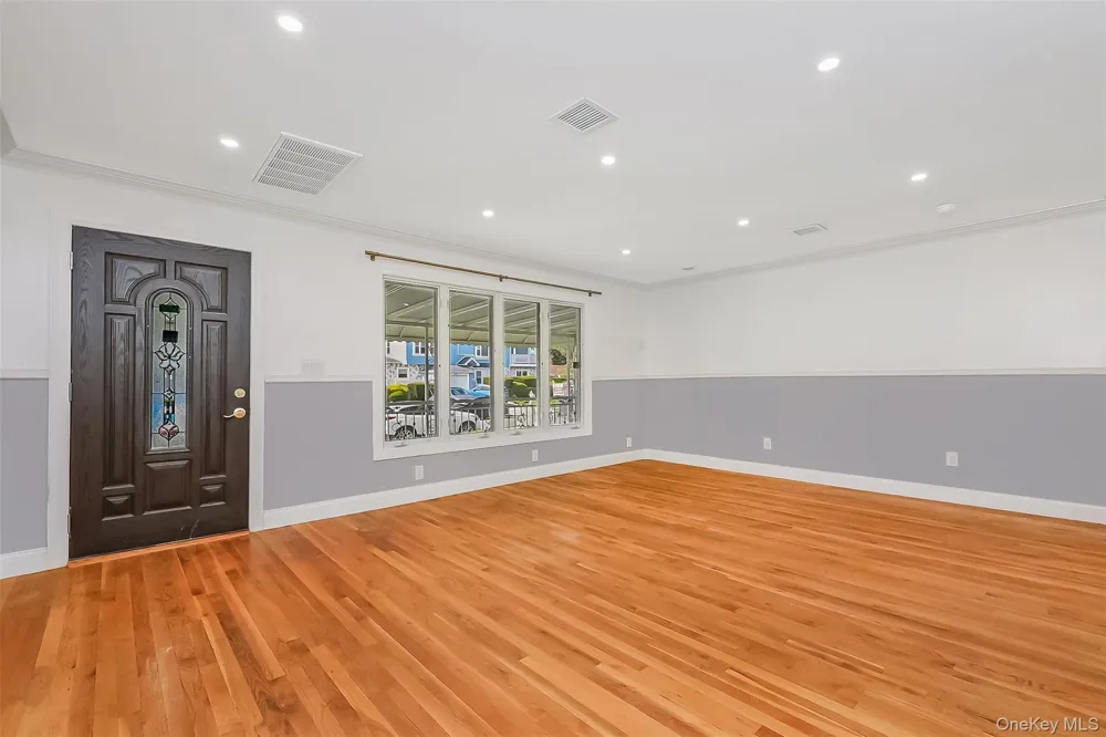 2088 Renfrew Avenue Elmont, NY 11003
