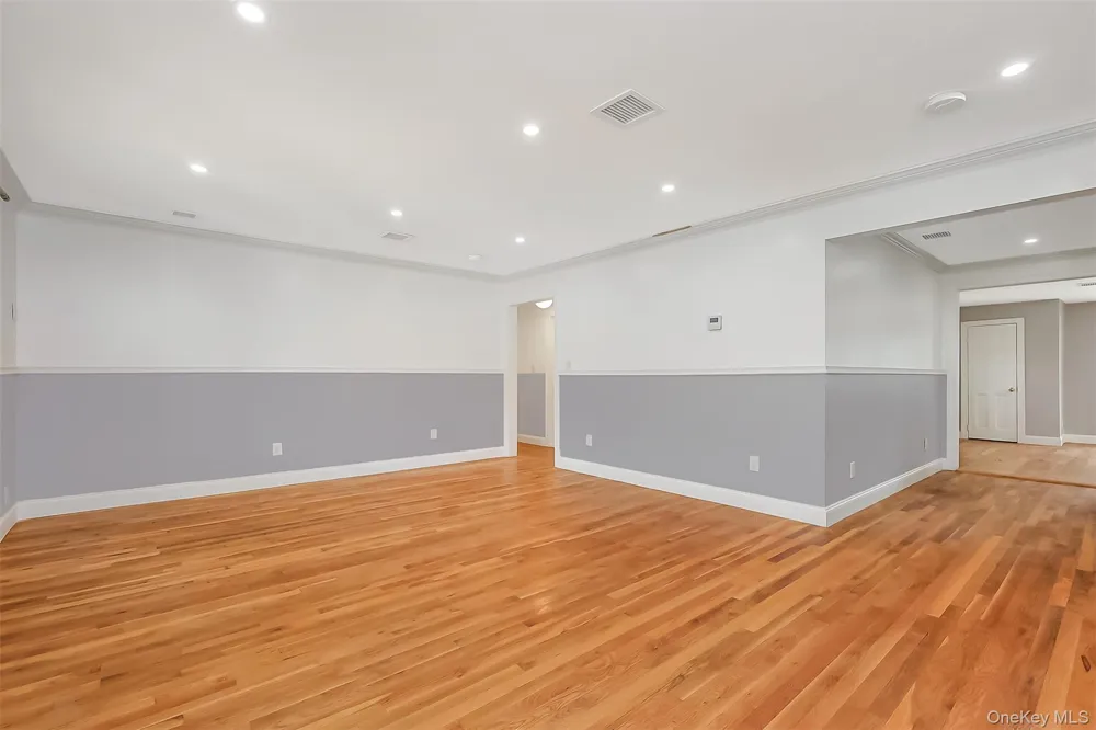 2088 Renfrew Avenue Elmont, NY 11003