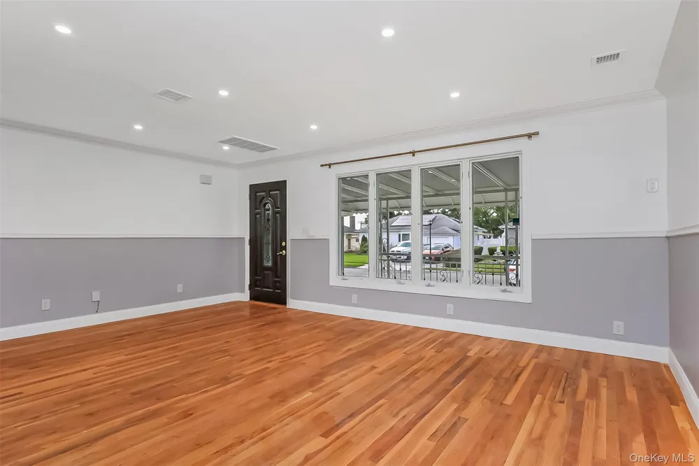 2088 Renfrew Avenue Elmont, NY 11003