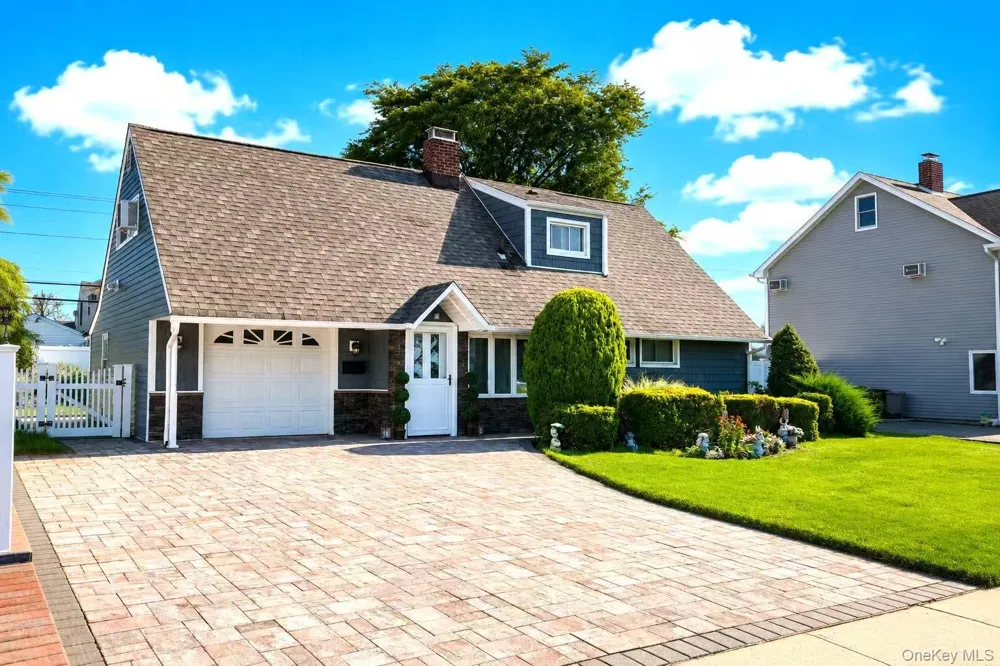 31 Sunrise Lane Levittown, NY 11756