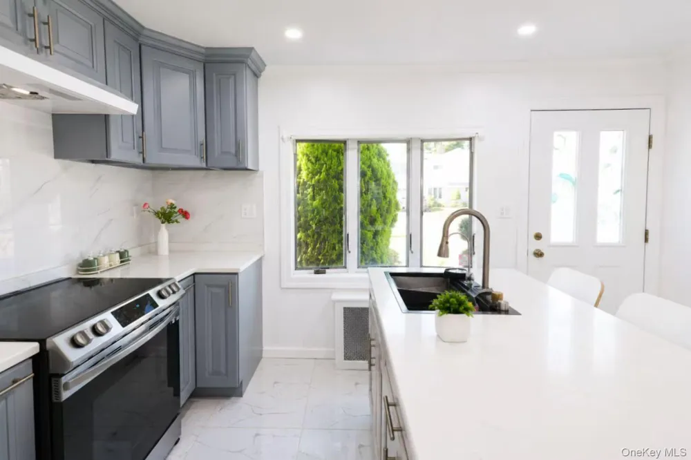 31 Sunrise Lane Levittown, NY 11756