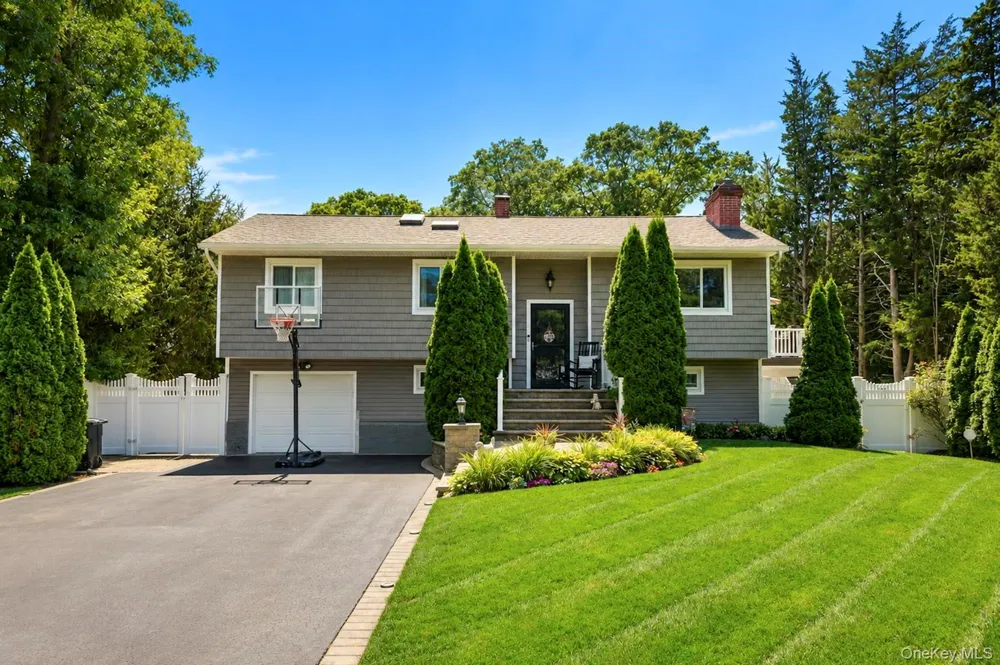 12 Linden Lane Farmingville, NY 11738