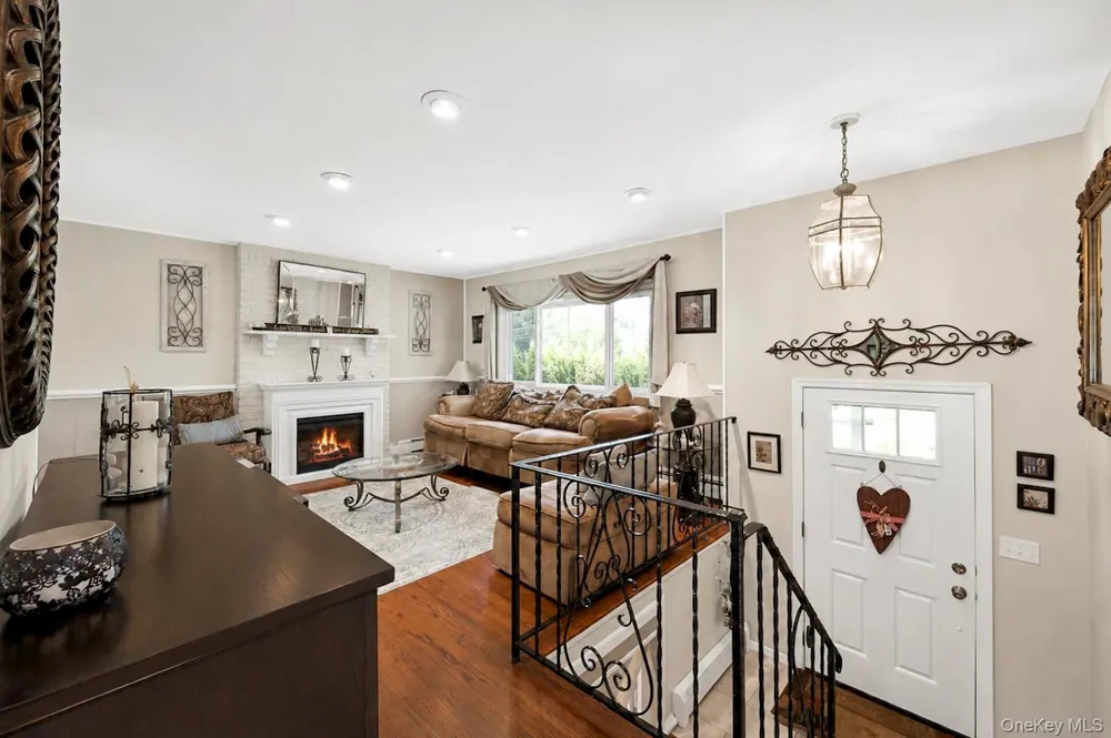 12 Linden Lane Farmingville, NY 11738