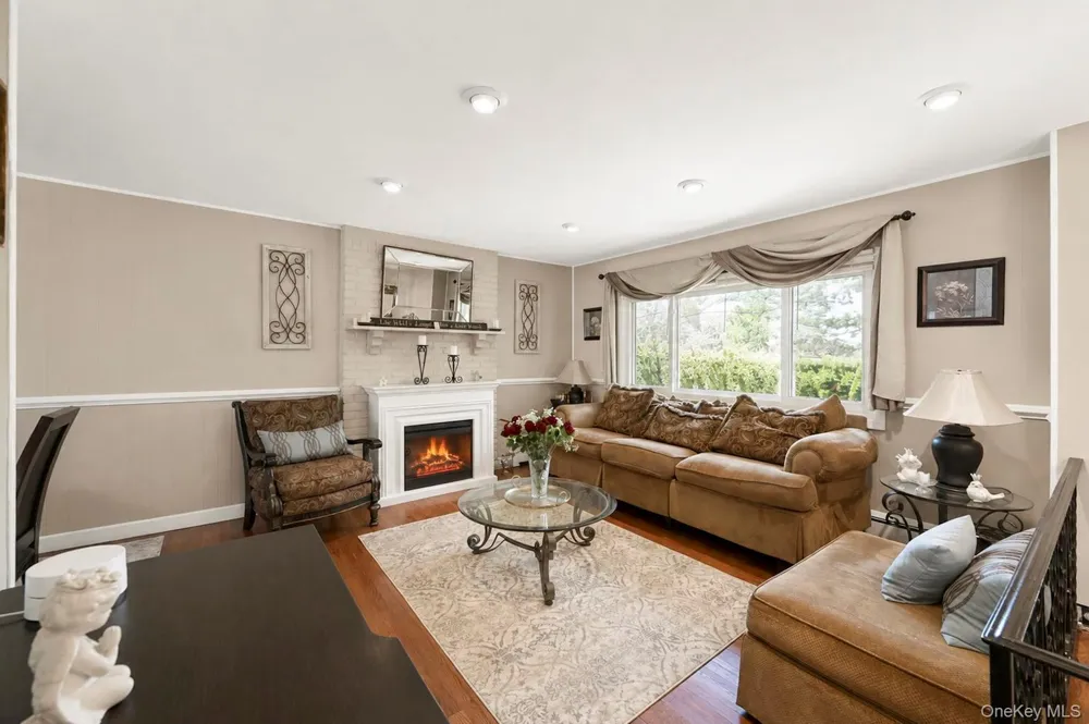 12 Linden Lane Farmingville, NY 11738