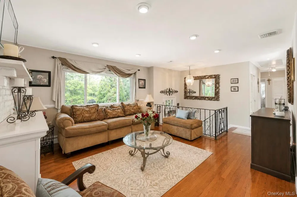 12 Linden Lane Farmingville, NY 11738