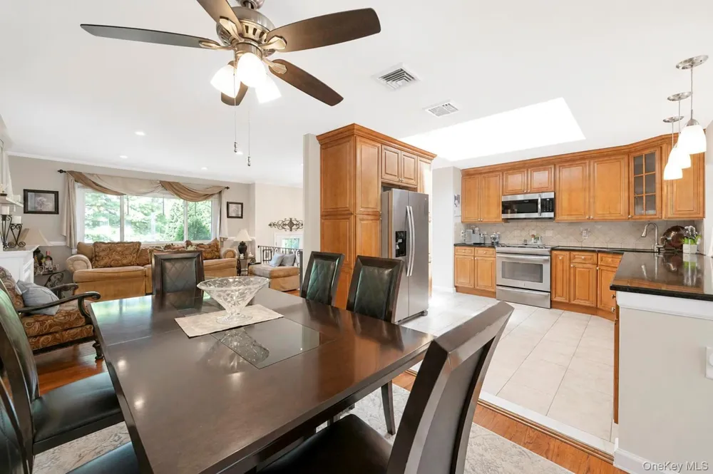 12 Linden Lane Farmingville, NY 11738
