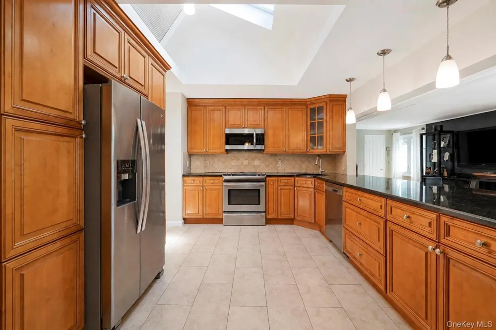 12 Linden Lane Farmingville, NY 11738