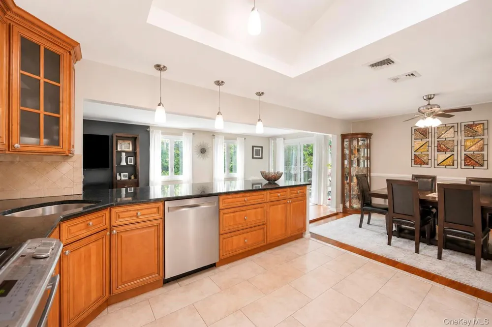 12 Linden Lane Farmingville, NY 11738